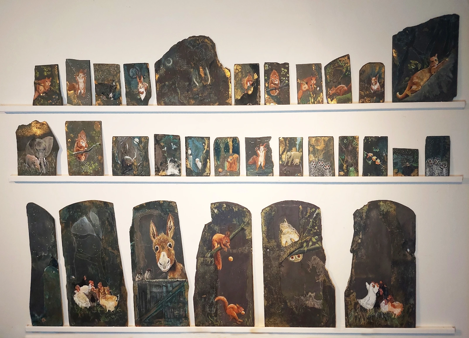 Skifer (fra Wales - verdens fineste skifer. Gl. kirketag fra Galten Kirke). Akryl og forgyldning og ætsning. Dyr i massevis.